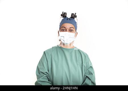 Sterile weibliche Krankenschwester oder Chirurg, die einen sterilen grünen Anzug oder ein Kleid trägt, warten isoliert auf dem Operationssaal. Stockfoto