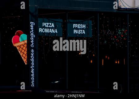 Um 2022: Eisdiele, Geschäft, Restaurant in Sofia, Bulgarien. Eiscreme-Logo an der Seite. Lichter Dekoration. Hochwertige Fotos Stockfoto