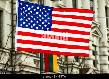 Flaggen der USA oder der Vereinigten Staaten von Amerika und Litauens, des baltischen Staates, Osteuropas, Mitglied der Europäischen Union und der NATO Stockfoto