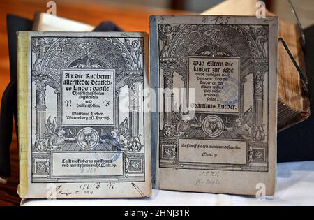 Erfurt, Deutschland. 17th. Februar 2022. Martin Luthers Flugblätter aus dem Jahr 1524 sind in der Bibliothek des Augustinerklosters zu sehen. Hier wird auch eine restaurierte Anthologie mit 41 Drucken von Martin Luther präsentiert. Die Schriften stammen von 1518 bis 1523 und die Restaurierung kostete rund 4200 Euro. Die Anthologie ist nun wieder für die Lutherforschung zugänglich. Quelle: Martin Schutt/dpa-Zentralbild/dpa/Alamy Live News Stockfoto