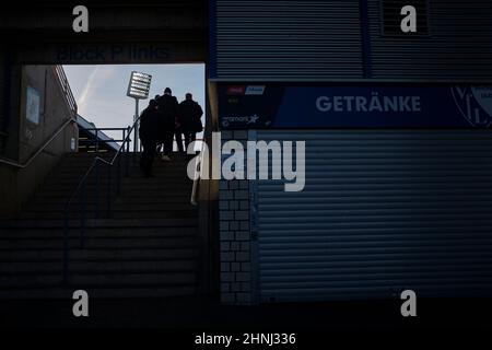 Feature, Fans im Stadion, Vonovia-Ruhrstadion, Fußball 1st Bundesliga, 22nd Spieltag, VfL Bochum (BO) - FC Bayern München (M) 4: 2, am 12th. Februar 2022 in Bochum/Deutschland. #Die DFL-Vorschriften verbieten die Verwendung von Fotos als Bildsequenzen und/oder quasi-Video # Â Stockfoto