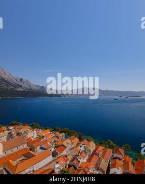 Luftaufnahme der alten mittelalterlichen Stadt Korcula und Peljesac im Hintergrund Stockfoto