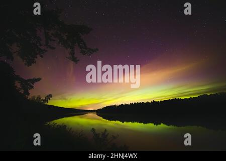 Nachthimmel-Ästhetik, Nachthimmel mit Aurora Borealis im Hintergrund, schöner Nachtsicht bei einer Roadtrip Stockfoto