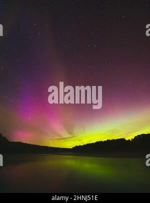 Nachthimmel-Ästhetik, Nachthimmel mit Aurora Borealis im Hintergrund, schöner Nachtsicht bei einer Roadtrip Stockfoto