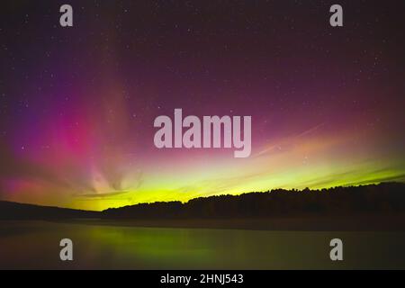 Nachthimmel-Ästhetik, Nachthimmel mit Aurora Borealis im Hintergrund, schöner Nachtsicht bei einer Roadtrip Stockfoto