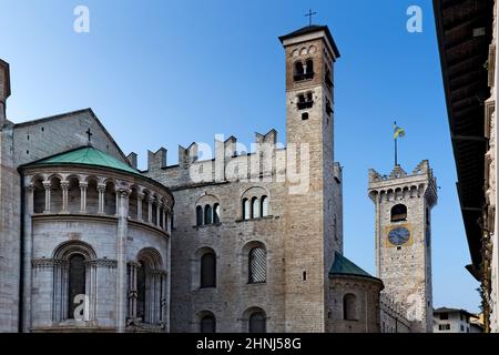 Das "Castelletto dei Vescovi" (Burg der Bischöfe) und die Kathedrale der Stadt Trient. Trentino-Südtirol, Italien, Europa. Stockfoto