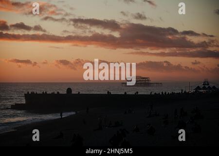 Brighton Beach bei Sonnenuntergang in der Dämmerung Stockfoto
