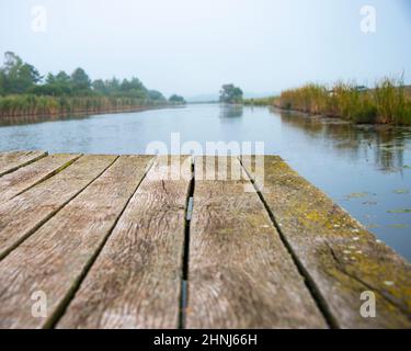 Alte hölzerne Pier am Fluss Natur Schönheit der Stille Stockfoto