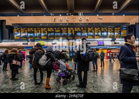 London, Großbritannien. 17th. Februar 2022. Reisende erwarten Züge an einer ziemlich belebten Euston Station. Kredit: Guy Bell/Alamy Live Nachrichten Stockfoto