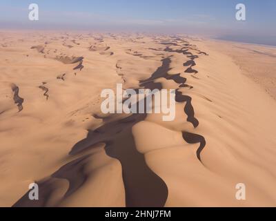 Luftaufnahme über riesige Sanddünen in der Nähe der Küste Stockfoto