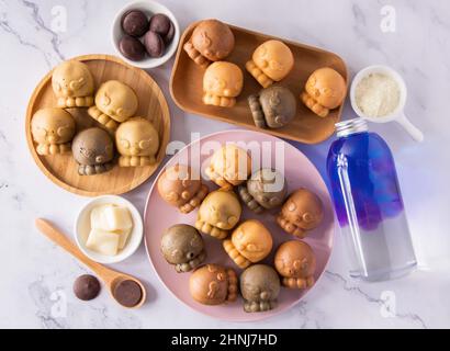 Original Bamboo Charcoal, Original Kakao, Original Matcha, Original Red Quinoa Chicken Cake Teddybär Form, Starry Sparkling Drink, taiwan Food Set Stockfoto