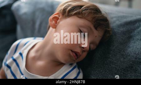 Zwei Jahre altes Kleinkind schlafend Kind schläft auf der Couch schlafen Stockfoto