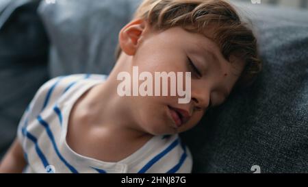 Zwei Jahre altes Kleinkind schlafend Kind schläft auf der Couch schlafen Stockfoto