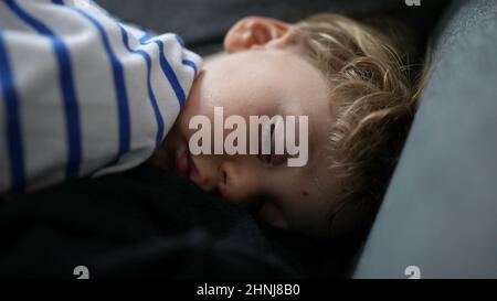 Zwei Jahre altes Kleinkind schlafend Kind schläft auf der Couch schlafen Stockfoto