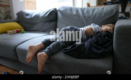 Zwei Jahre altes Kleinkind schlafend Kind schläft auf der Couch schlafen Stockfoto