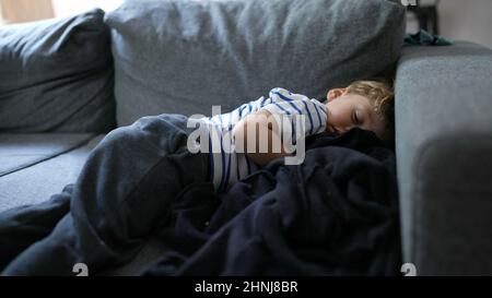 Zwei Jahre altes Kleinkind schlafend Kind schläft auf der Couch schlafen Stockfoto