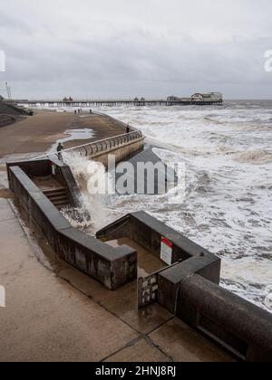 Blackpool, Großbritannien. 17th. Februar 2022. Wetter News.nach dem Sturm Dudley bleibt der Ferienort Blackpool relativ unversehrt, abgesehen von den hughenden Wellen, die die Küste durchbrechen. Der Sturm Eunice steht morgen an, mit einer bernsteinfarbenen Wetterwarnung für die Stärke der Winde und mit der Vorhersage, dass die Gezeiten morgen höher sein werden, kombiniert mit viel stärkeren Stürmen, wird die Verteidigung des Meeres auf die Probe gestellt. Quelle: Gary Telford/Alamy Live News Stockfoto