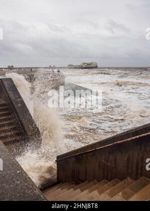 Blackpool, Großbritannien. 17th. Februar 2022. Wetter News.nach dem Sturm Dudley bleibt der Ferienort Blackpool relativ unversehrt, abgesehen von den hughenden Wellen, die die Küste durchbrechen. Der Sturm Eunice steht morgen an, mit einer bernsteinfarbenen Wetterwarnung für die Stärke der Winde und mit der Vorhersage, dass die Gezeiten morgen höher sein werden, kombiniert mit viel stärkeren Stürmen, wird die Verteidigung des Meeres auf die Probe gestellt. Quelle: Gary Telford/Alamy Live News Stockfoto