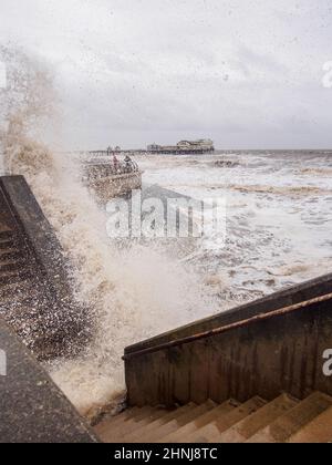 Blackpool, Großbritannien. 17th. Februar 2022. Wetter News.nach dem Sturm Dudley bleibt der Ferienort Blackpool relativ unversehrt, abgesehen von den hughenden Wellen, die die Küste durchbrechen. Der Sturm Eunice steht morgen an, mit einer bernsteinfarbenen Wetterwarnung für die Stärke der Winde und mit der Vorhersage, dass die Gezeiten morgen höher sein werden, kombiniert mit viel stärkeren Stürmen, wird die Verteidigung des Meeres auf die Probe gestellt. Quelle: Gary Telford/Alamy Live News Stockfoto