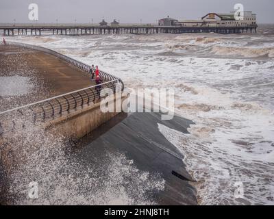 Blackpool, Großbritannien. 17th. Februar 2022. Wetter News.nach dem Sturm Dudley bleibt der Ferienort Blackpool relativ unversehrt, abgesehen von den hughenden Wellen, die die Küste durchbrechen. Der Sturm Eunice steht morgen an, mit einer bernsteinfarbenen Wetterwarnung für die Stärke der Winde und mit der Vorhersage, dass die Gezeiten morgen höher sein werden, kombiniert mit viel stärkeren Stürmen, wird die Verteidigung des Meeres auf die Probe gestellt. Quelle: Gary Telford/Alamy Live News Stockfoto