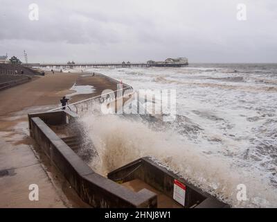 Blackpool, Großbritannien. 17th. Februar 2022. Wetter News.nach dem Sturm Dudley bleibt der Ferienort Blackpool relativ unversehrt, abgesehen von den hughenden Wellen, die die Küste durchbrechen. Der Sturm Eunice steht morgen an, mit einer bernsteinfarbenen Wetterwarnung für die Stärke der Winde und mit der Vorhersage, dass die Gezeiten morgen höher sein werden, kombiniert mit viel stärkeren Stürmen, wird die Verteidigung des Meeres auf die Probe gestellt. Quelle: Gary Telford/Alamy Live News Stockfoto