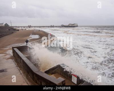 Blackpool, Großbritannien. 17th. Februar 2022. Wetter News.nach dem Sturm Dudley bleibt der Ferienort Blackpool relativ unversehrt, abgesehen von den hughenden Wellen, die die Küste durchbrechen. Der Sturm Eunice steht morgen an, mit einer bernsteinfarbenen Wetterwarnung für die Stärke der Winde und mit der Vorhersage, dass die Gezeiten morgen höher sein werden, kombiniert mit viel stärkeren Stürmen, wird die Verteidigung des Meeres auf die Probe gestellt. Quelle: Gary Telford/Alamy Live News Stockfoto