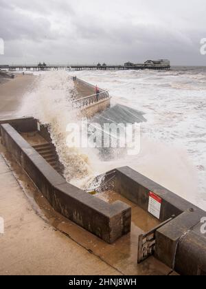 Blackpool, Großbritannien. 17th. Februar 2022. Wetter News.nach dem Sturm Dudley bleibt der Ferienort Blackpool relativ unversehrt, abgesehen von den hughenden Wellen, die die Küste durchbrechen. Der Sturm Eunice steht morgen an, mit einer bernsteinfarbenen Wetterwarnung für die Stärke der Winde und mit der Vorhersage, dass die Gezeiten morgen höher sein werden, kombiniert mit viel stärkeren Stürmen, wird die Verteidigung des Meeres auf die Probe gestellt. Quelle: Gary Telford/Alamy Live News Stockfoto