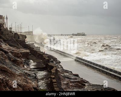 Blackpool, Großbritannien. 17th. Februar 2022. Wetter News.nach dem Sturm Dudley bleibt der Ferienort Blackpool relativ unversehrt, abgesehen von den hughenden Wellen, die die Küste durchbrechen. Der Sturm Eunice steht morgen an, mit einer bernsteinfarbenen Wetterwarnung für die Stärke der Winde und mit der Vorhersage, dass die Gezeiten morgen höher sein werden, kombiniert mit viel stärkeren Stürmen, wird die Verteidigung des Meeres auf die Probe gestellt. Quelle: Gary Telford/Alamy Live News Stockfoto