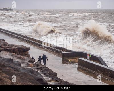 Blackpool, Großbritannien. 17th. Februar 2022. Wetter News.nach dem Sturm Dudley bleibt der Ferienort Blackpool relativ unversehrt, abgesehen von den hughenden Wellen, die die Küste durchbrechen. Der Sturm Eunice steht morgen an, mit einer bernsteinfarbenen Wetterwarnung für die Stärke der Winde und mit der Vorhersage, dass die Gezeiten morgen höher sein werden, kombiniert mit viel stärkeren Stürmen, wird die Verteidigung des Meeres auf die Probe gestellt. Quelle: Gary Telford/Alamy Live News Stockfoto