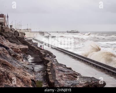 Blackpool, Großbritannien. 17th. Februar 2022. Wetter News.nach dem Sturm Dudley bleibt der Ferienort Blackpool relativ unversehrt, abgesehen von den hughenden Wellen, die die Küste durchbrechen. Der Sturm Eunice steht morgen an, mit einer bernsteinfarbenen Wetterwarnung für die Stärke der Winde und mit der Vorhersage, dass die Gezeiten morgen höher sein werden, kombiniert mit viel stärkeren Stürmen, wird die Verteidigung des Meeres auf die Probe gestellt. Quelle: Gary Telford/Alamy Live News Stockfoto