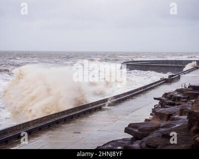 Blackpool, Großbritannien. 17th. Februar 2022. Wetter News.nach dem Sturm Dudley bleibt der Ferienort Blackpool relativ unversehrt, abgesehen von den hughenden Wellen, die die Küste durchbrechen. Der Sturm Eunice steht morgen an, mit einer bernsteinfarbenen Wetterwarnung für die Stärke der Winde und mit der Vorhersage, dass die Gezeiten morgen höher sein werden, kombiniert mit viel stärkeren Stürmen, wird die Verteidigung des Meeres auf die Probe gestellt. Quelle: Gary Telford/Alamy Live News Stockfoto