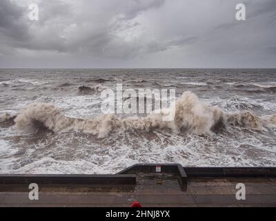 Blackpool, Großbritannien. 17th. Februar 2022. Wetter News.nach dem Sturm Dudley bleibt der Ferienort Blackpool relativ unversehrt, abgesehen von den hughenden Wellen, die die Küste durchbrechen. Der Sturm Eunice steht morgen an, mit einer bernsteinfarbenen Wetterwarnung für die Stärke der Winde und mit der Vorhersage, dass die Gezeiten morgen höher sein werden, kombiniert mit viel stärkeren Stürmen, wird die Verteidigung des Meeres auf die Probe gestellt. Quelle: Gary Telford/Alamy Live News Stockfoto