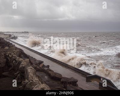 Blackpool, Großbritannien. 17th. Februar 2022. Wetter News.nach dem Sturm Dudley bleibt der Ferienort Blackpool relativ unversehrt, abgesehen von den hughenden Wellen, die die Küste durchbrechen. Der Sturm Eunice steht morgen an, mit einer bernsteinfarbenen Wetterwarnung für die Stärke der Winde und mit der Vorhersage, dass die Gezeiten morgen höher sein werden, kombiniert mit viel stärkeren Stürmen, wird die Verteidigung des Meeres auf die Probe gestellt. Quelle: Gary Telford/Alamy Live News Stockfoto