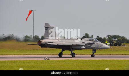 Saab JAS 39 Gripen-Kampfjet auf dem Asphalt der Luftwaffenbasis Waddington, Großbritannien Stockfoto