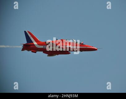 Ein einziger Red Arrow, Hawk Jet im Flug auf der Waddington Air Show, Juli 2013 Stockfoto