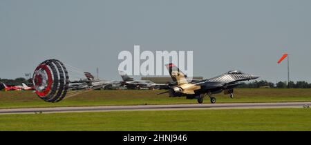 Ein Solo Turk F-16 der türkischen Luftwaffe auf der Waddington Air Show, Großbritannien, Juli 2013 Stockfoto