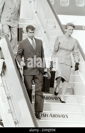 Prinz Andrew und Sarah Ferguson 1987. Oktober bei Ankunft am Flughafen Heathrow Stockfoto