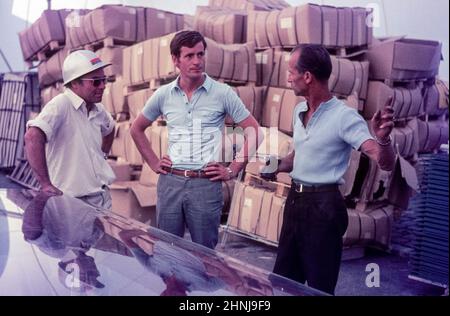 Der Olympiapark München, Austragungsort der Olympischen Spiele 1972, befindet sich im Bau. Drei Männer diskutieren über den Fortschritt der Arbeit. München, Deutschland, 1971 Stockfoto