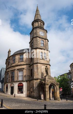 Das Athenaeum-Gebäude mit der William Wallace Statue auf der King Street Stirling, Schottland. Stockfoto