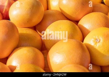 Orangen, wunderschön präsentiert auf einem Marktstand im Freien in Großbritannien. Stockfoto