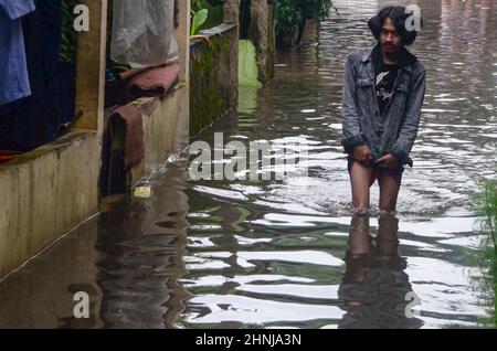 Bogor, Indonesien. 17th. Februar 2022. Ein Mann geht nach heftigen Regenfällen durch Hochwasser in Bogor, West Java, Indonesien, 17. Februar 2022. Quelle: Sandika Fadilah/Xinhua/Alamy Live News Stockfoto