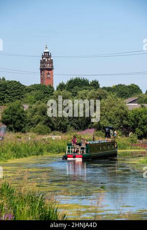 Bootsfahrt entlang Forth & Clyde Canal mit Blick auf den Wahrzeichen Turm des ehemaligen Ruchill Hospital. Stockfoto