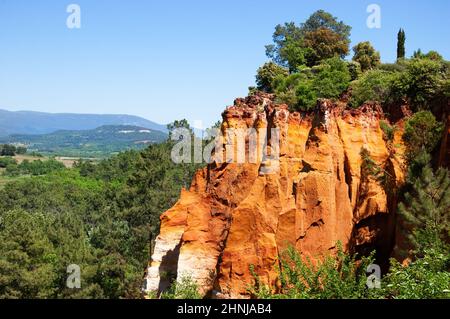 Ockerfarbene Landschaft des Rustrel Canyon. Provenzalisches Colorado in der Nähe von Roussillon in Südfrankreich. Stockfoto