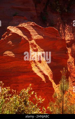 Abstrakt Rustrel Canyon ockerfarbene Klippen Landschaft. Provenzalisches Colorado in der Nähe von Roussillon, Südfrankreich. Stockfoto