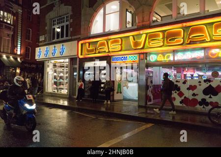 London, Großbritannien, 16. Februar 2022: Nachts in Soho spiegeln sich an einem regnerischen Abend die Lichter von der Straße. Die Gegend war früher bekannt für ihre sleeze Umgebung Stockfoto