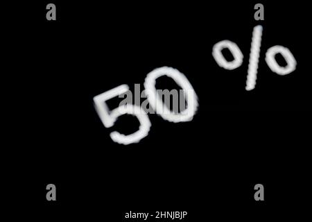 Weiße Pixelzahl fünfzig - 50 Prozent auf schwarzem Hintergrund Stockfoto