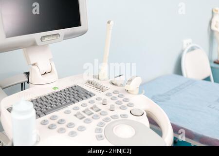 Almaty, Kasachstan - 12. Juli 2021: Detail des Ultraschallgeräts MEDISON in einem Krankenhauszimmer Stockfoto