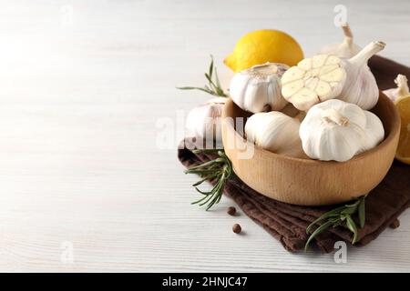 Zutaten zum Kochen von Knoblauchsoße auf weißem Holzhintergrund Stockfoto