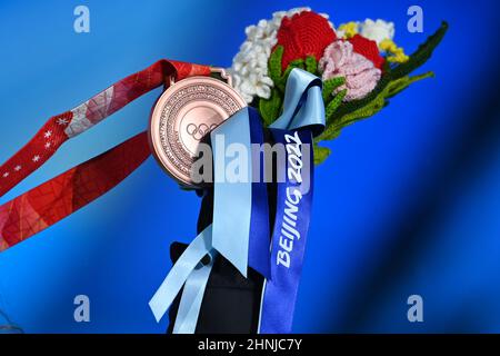 Zhangjiakou, China. 17th. Februar 2022. Ski Freestyle, Frauen, Ski Cross, Medaillenzeremonie auf der Medal Plaza, eine Bronzemedaille. Quelle: Angelika Warmuth/dpa/Alamy Live News Stockfoto
