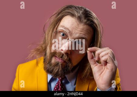 Stilvoller Mann mit enger Optik Stockfoto